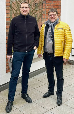 Harald Heynen (stv. Landesfachgruppenleiter O-L Niedersachsen, links) und Björn Keller (Landesfachgruppenleiter der Ofen- und Luftheizungsbauer-Innung Nord, rechts) sind glücklich über die neue Ausbildungsstätte in der Schornsteinfegerschule.