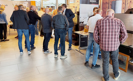 Die Pausen boten Gelegenheit, sich bei den Ausstellern über das aktuelle Produktangebot zu informieren und mit Handwerkskollegen ins Gespräch zu kommen.