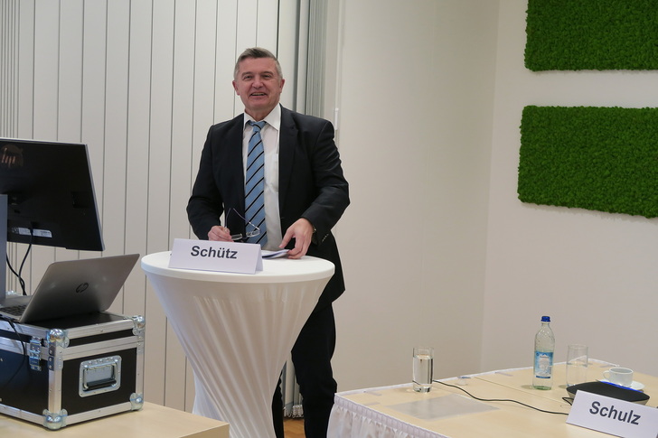 <p>Geschäftsführer J. Schütz referiert zum neuen GEG und BEG.</p> - © Foto: FVSHK Bayern