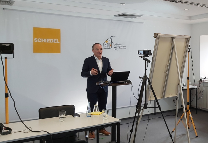 Hinter den Kulissen: Torben Wallrabenstein (Schiedel Verkaufsleiter Nord) bei der virtuellen Begrüßung der Teilnehmer zur Schiedel Profi-Stunde.&nbsp;
