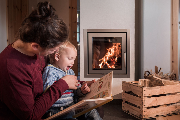 <p>Ein Holzfeuer im Wohnzimmer sorgt für Entlastung bei der neuen CO2-Abgabe.</p> - © Foto: HKI