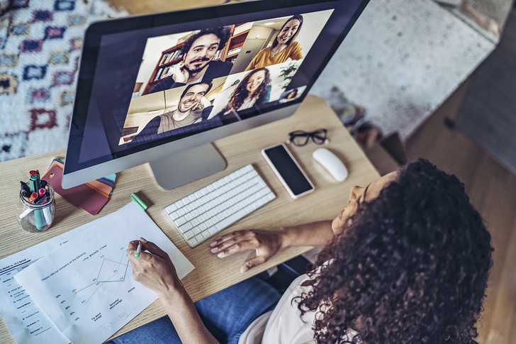 Im Homeoffice nicht allein. - © Foto: GettyImages-pixelfit
