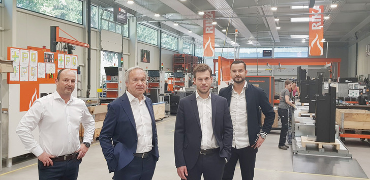 Modernste Ofenfertigung im oberösterreichischen Adlwang – dafür stehen Rika-Werksleiter Peter Schwarzenbrunner, CEO Karl Riener und Karl P. Riener M.Sc. und Produktionsleiter Tomislav Dramac M.Sc. (v. l. n. r.). 