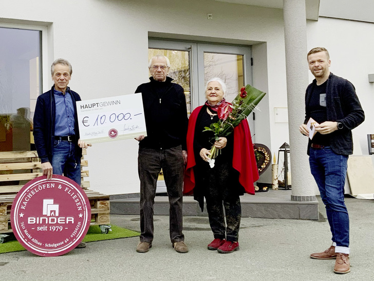 ﻿Glückliche Gewinner: (v.  l.  n.  r.):, Ewald Binder, Alfred Gramelhofer, Gerlinde Gramelhofer (Gewinnerin), Joachim Binder. - © Foto: Österreichischer Kachelofenverband
