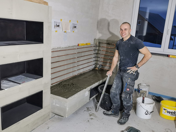 Max Benz beim Aufbau einer wasserdurchströmten Wärmebank.