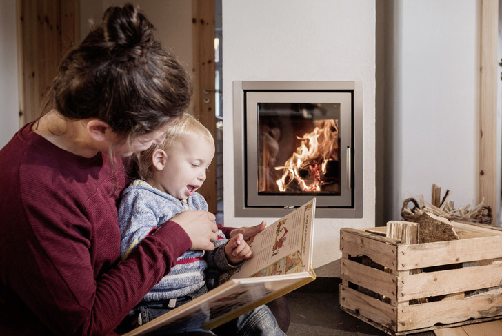 Ein Holzfeuer im Wohnzimmer sorgt für Entlastung bei der neuen CO 2 -Abgabe. - © Foto: HKI
