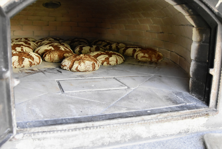 Frisch gebackenes Brot aus dem Dorf- oder Gemeinschaftsbackofen ist immer ein Genuss. - © Foto: Hagos
