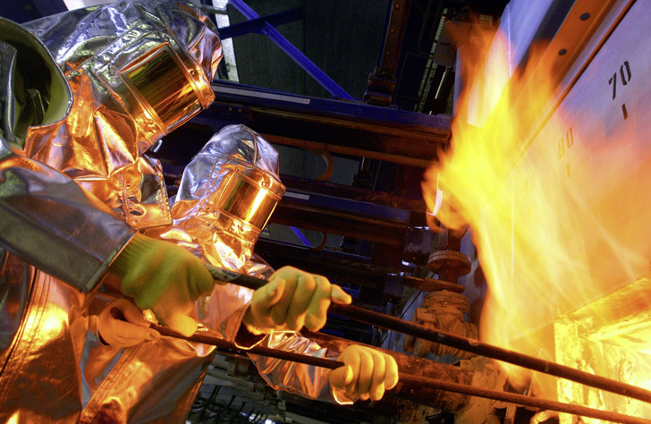 Die Herstellung von Spezialgläsern ist energieintensiv: Sie werden bei Temperaturen von bis zu 1.700 Grad Celsius geschmolzen.