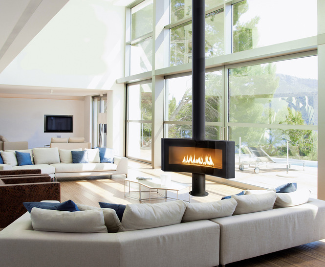 Flammenspiel im Cinemascope-Format bietet der  „ Curvifocus” mit seiner riesigen konkav gebogenen Frontscheibe.