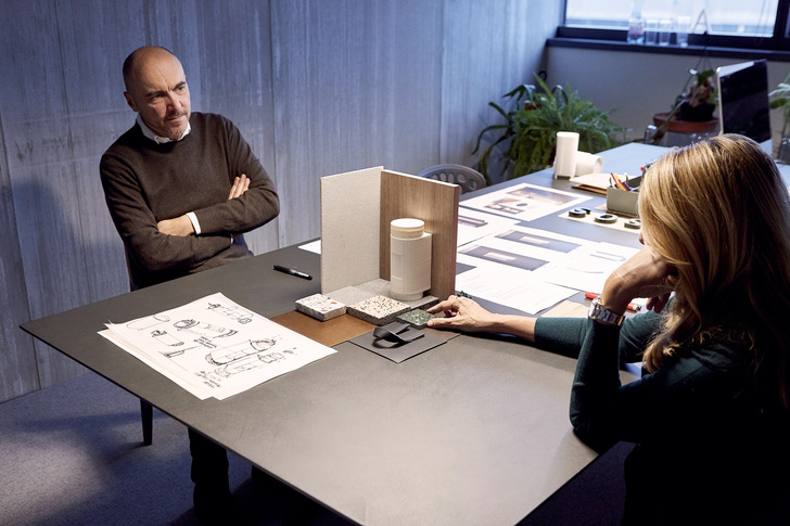 Andrea Brosolo, Marketingdirektor bei M﻿CZ und Designerin Patricia Urquiola.