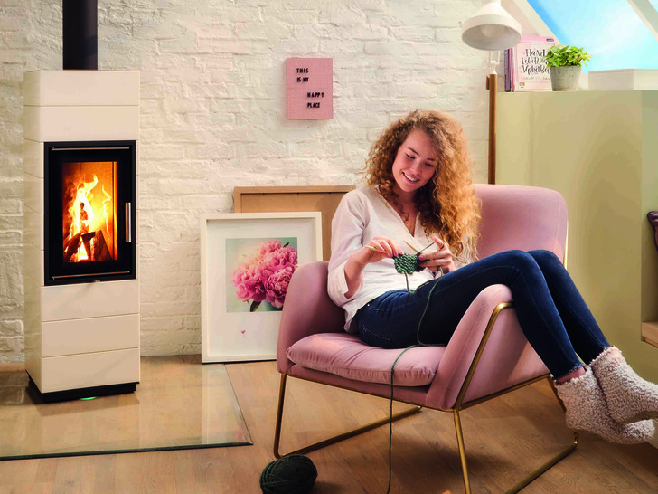 Ein gemütliches Feuer mit Holzverbrennung         