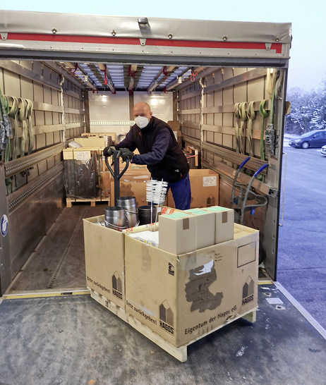 Frühmorgens werden die Laster unter Einhaltung der Corona-Maßnahmen beladen.