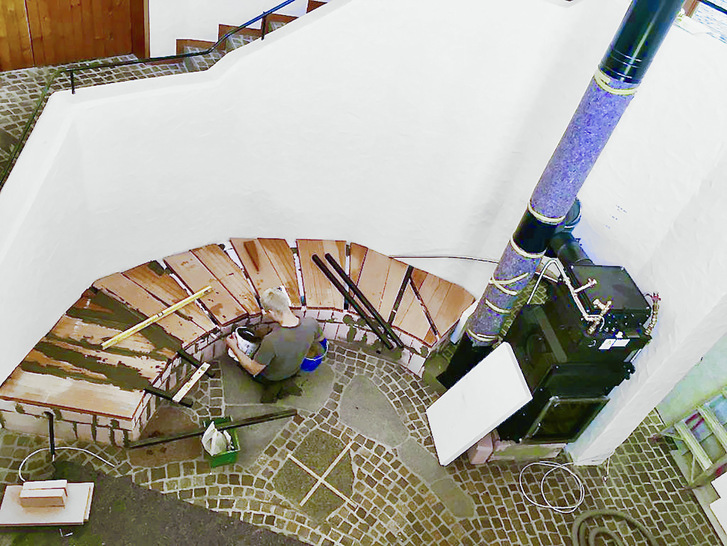 Spannend findet Jonas Klatt die enorme Vielseitigkeit im OL-Handwerk. Hier entsteht eine großzügige Loungefläche zu einer Ofenanlage.