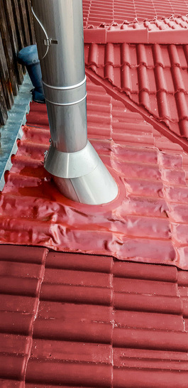 Nachhaltig durch Elastomere - statt Blei-Schürze: Die Dachdurchführung „Eco Green“ der Schornsteintechnik Neumarkt schont die Umwelt bei hoher Qualität sowie Montagekomfort.