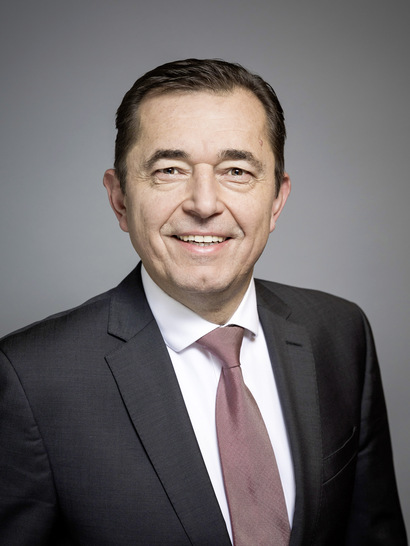 ﻿ZVSHK-Präsident Michael Hilpert stellte klar, dass das erfolgreiche Förderprogramm zur Heizungsmodernisierung in 2020 nicht nur dem Klimaschutz gedient habe, sondern auch maßgeblich half, die über 
500.000 Arbeitsplätze der SHK-Branche in den schwierigen Corona-Zeiten abzusichern.