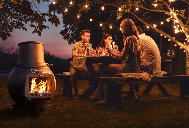 Grillen, räuchern, heizen: Der Gartenkamin aus emailliertem Guss überzeugt durch seine Vielfalt. - © Leda Werk
