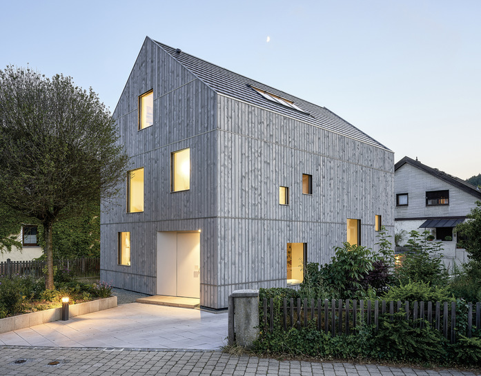 Mit dem ästhetischen Holzhaus ersetzten die Architekten einen mehrere Jahre leer stehenden Altbau auf dem Familiengrundstück. - © Foto: Michael Bender / Lignotrend, Weilheim- Bannholz, www.lignotrend.com
