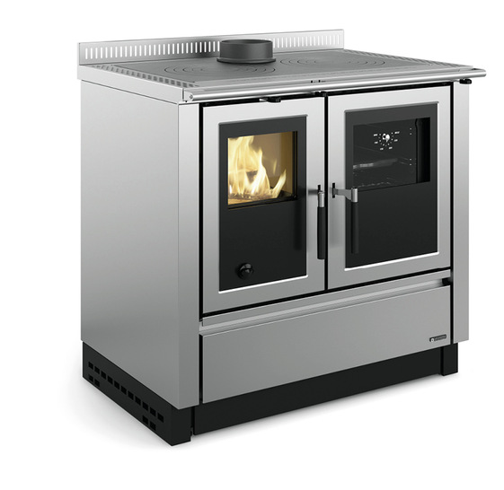 „ Venezia ”  ist erhältlich mit Edelstahl oder mit anthrazitschwarz  emaillierten Stahl. Beide Versionen haben eine Vordertüre aus  schwarzem Siebdruckglas.