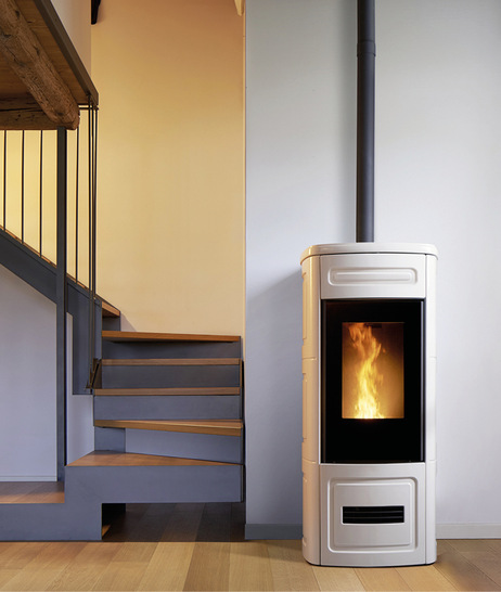 Beim Modell „P 230 C” wird das klassische Konzept der Majolika-Öfen mit einem modernen Design erneuert. Die großflächigen Majolikaplatten, die dank einer besonderen Konstruktion mit eleganten Verzierungen angereichert sind, speichern die Wärme und geben sie auch dann ab, wenn der Ofen ausgeschaltet ist.