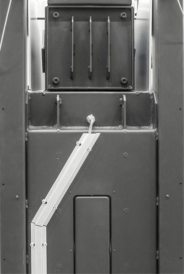 Die Reihe der dreiseitigen Geräte ist mit Führungskanal des Anschlusskabels am Korpus versehen. Saubere Lösung für richtige Kabelführung. Ansicht von der Korpusrückseite.