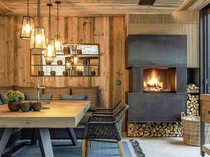 Mit den wandelbaren Kaminofenmodellen vom österreichischen Hersteller Mandl & Bauer wird das Wohnzimmer nicht nur zum wärmenden, sondern auch zum optischen Highlight.