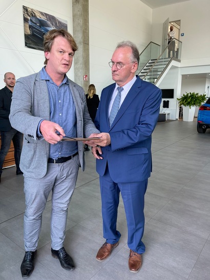 Friedrich Allendorff, Vorstandsmitglied der Europäischen Feuerstätten Arbeitsgemeinschaft, überreicht das Forderungsschreiben an den Bundesratspräsidenten Dr. Reiner Haseloff.