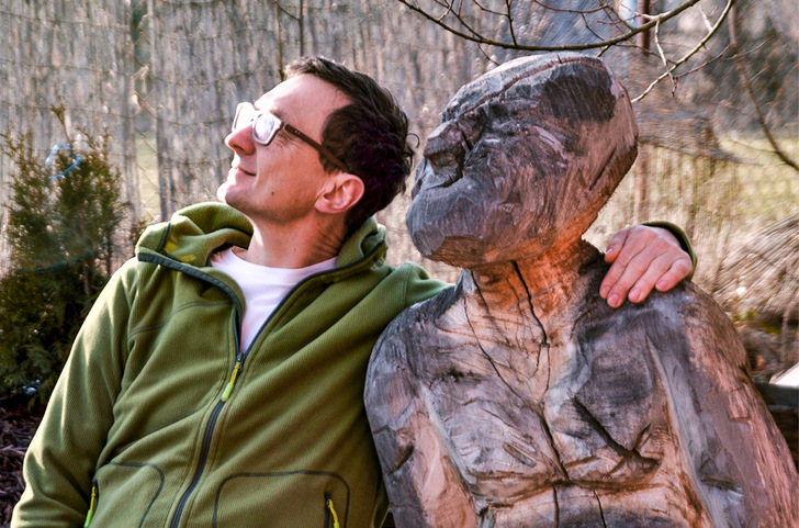 In Carvingtechnik schafft Axel Götze Plastiken wie dieses 1,75 m große „Ebenbild“, dem nur die Brille fehlt.