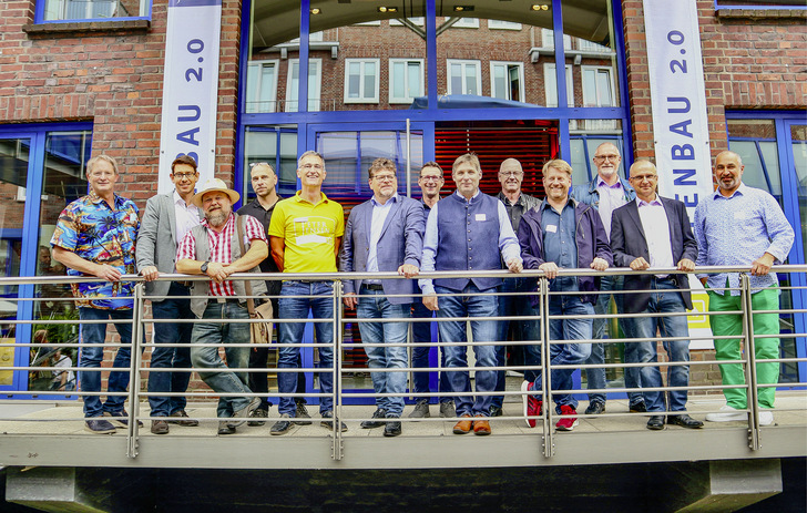 Die Bufa-Teilnehmer wurden vor der Veranstaltungshalle der Hausmesse von Peter Jensen von Stefan Ulrich (Verkaufsleiter Küchen & Ofenbau, mittig im gelben Polo-Shirt) begrüßt. Von links nach rechts: Jens Cordes, Tim Froitzheim, Götz Holtz, Stefan Werner, Björn Keller, Hendrik Schütze, Jens Hilt, Stefan Dziuba, Erik Paßow, Sven Lorenzen, Jörg Friedow, Thomas Schwarzkopf. - © Foto: Martin Henze
