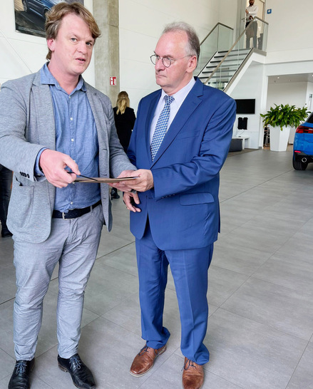 Friedrich Allendorff, Vorstandsmitglied der Europäischen Feuerstätten Arbeitsgemeinschaft, überreicht das Forderungsschreiben an den Bundesratspräsidenten Dr. Reiner Haselhoff (rechts).