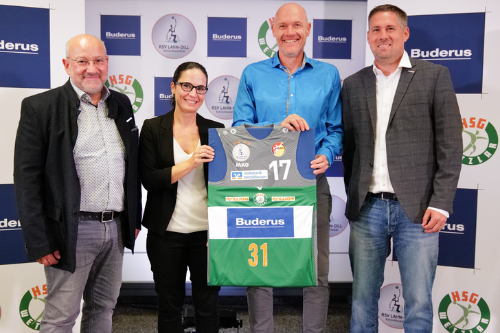  Von links: Andreas Joneck, Geschäftsführer RSV Lahn-Dill; Eva Carmen Schlechtriemen, Brand Management and Communication Buderus; Stefan Thiel, Vertriebsleiter Buderus Deutschland, und Björn Seipp, Geschäftsführer HSG Wetzlar. 