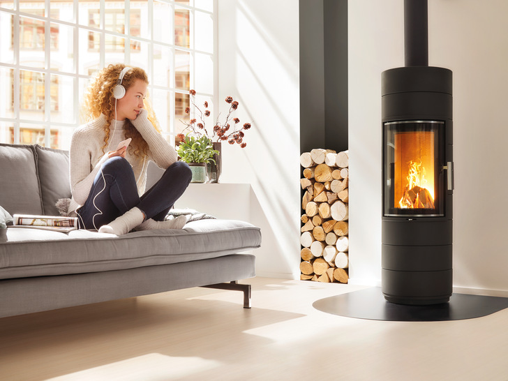 Heizen mit Holz ist preiswert – und sorgt für ein besonderes Wohlfühlklima- - © AdK/www.kachelofenwelt.de/Leda
