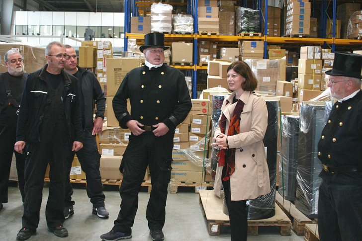 Bereits über 100 Holzöfen und Herde sind im Zwischenlager angekommen – Staatssekretärin Nicole Steingaß nimmt symbolisch die gespendeten Feuerstätten entgegen.