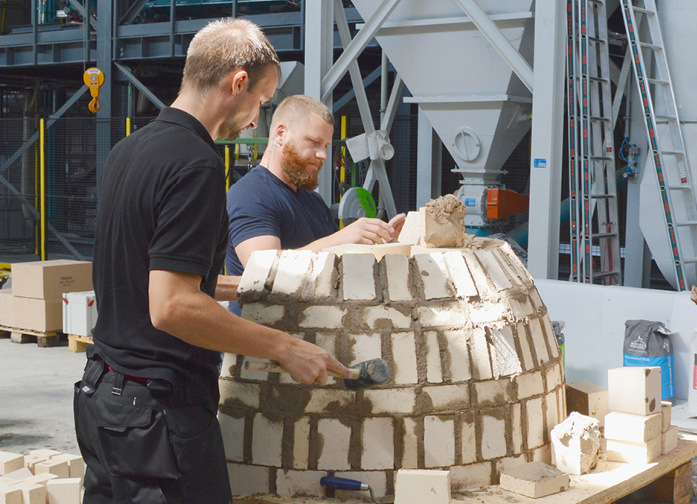 Backofenschulung – Erstellung eines Ofen­gewölbes aus Schamotte. - © Foto: HBZ
