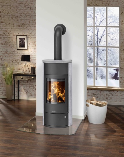 Sichere Wärme dank Scheitholz und Kaminofen .