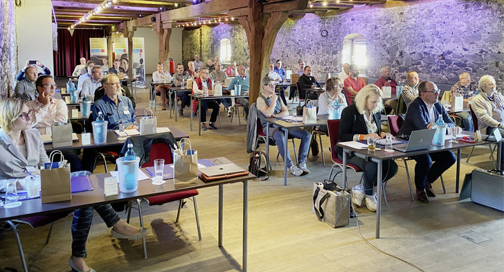 Das rustikale Ambiente des Vortragssaals der Villa Stokkum bot einen schönen Rahmen für die Jahreshauptversammlung der Innung. - © Foto: Innung Hessen
