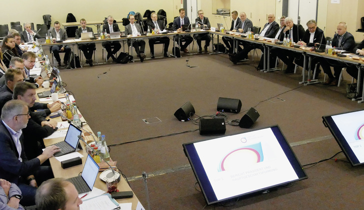 Präsenzveranstaltung zu Zeiten der Pandemie: Am 11. November 2021 trafen sich die Vertreter der 17 Landesverbände und des ZVSHK zur Mitgliederversammlung in Frankfurt/Main.