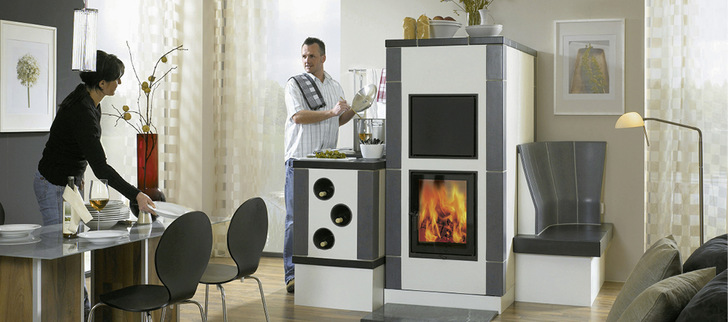 Ein Kachelofen sorgt auch in Notzeiten für Wärme und dieser sogar noch für das notwendige Essen.