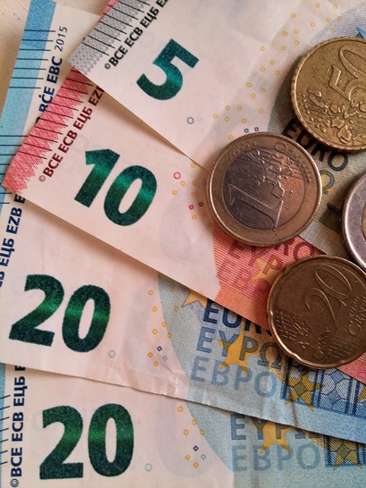 
 Ab dem 24. Januar 2022 können zunächst keine neuen Anträge für Fördermittel für die KfW-Programme in der Bundesförderung für effiziente Gebäude (BEG) gestellt werden. Dies gilt für alle drei KfW-Programmbereiche: Effizienzhaus/Effizienzgebäude 55 im Neubau (EH/EG55), Effizienzhaus/Effizienzgebäude 40 im Neubau (EH/EG40), Energetische Sanierung. Die BEG-Förderprogramme der BAFA laufen unverändert weiter.