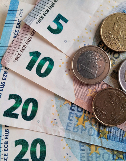 Ab dem 24. Januar 2022 können zunächst keine neuen Anträge für Fördermittel für die KfW-Programme in der Bundesförderung für effiziente Gebäude (BEG) gestellt werden. Dies gilt für alle drei KfW-Programmbereiche: Effizienzhaus/Effizienzgebäude 55 im Neubau (EH/EG55), Effizienzhaus/Effizienzgebäude 40 im Neubau (EH/EG40), Energetische Sanierung. Die BEG-Förderprogramme der BAFA laufen unverändert weiter.