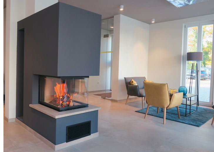 Der zentral platzierte  „ Ekko U 55(67)51 h ” - Kamineinsatz ﻿von Camina & Schmid empfängt die Gäste und bildet einen Raumteiler zwischen Rezeption und Loungebereich.