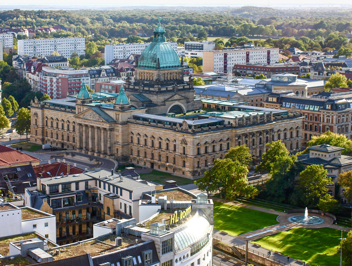 Leipzig ist eine der ältesten Messestandorte der Welt. Leipzig lag an der Kreuzung der zwei großen Handelsstraßen Via Regia (Paris–Nowgorod) und Via Imperii (Bergen–Rom). Diese Lage begünstigte insbesondere den Fernhandel, wodurch Leipzig zum Ausgangspunkt des internationalen Messewesens wurde.