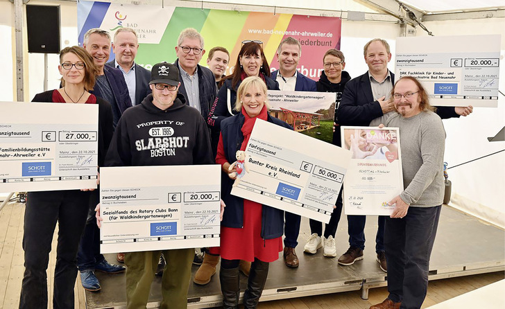 Salvatore Ruggiero, Bereichsleiter Kommunikation der Schott AG (4.v. r.), Betriebsratsvorsitzender Wolfgang Heinrich (1. v. r.) und Jürgen Steiner (3.v. l.) übergaben Spenden an vier Organisationen, die sich für betroffene Kinder und Familien der Flutkatastrophe im Ahrtal engagieren.