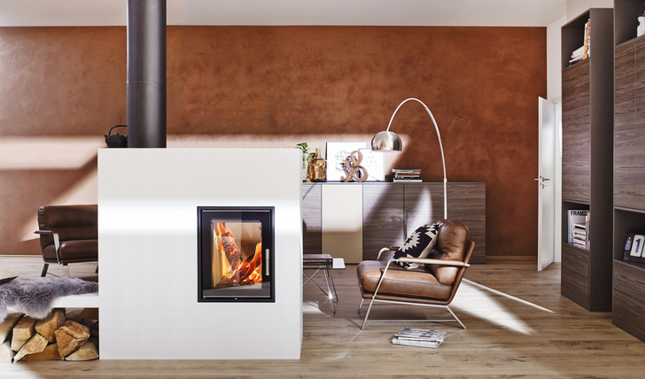 Der Warmluft-Kombi-Kachelofen mit Wassertechnik sorgt auch für warmes Wasser im Haus.