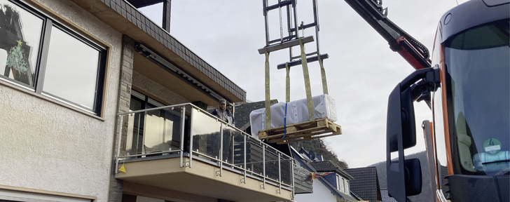 Die Öfen wurden abgeladen und mit dem Hubkran in das Haus transportiert.