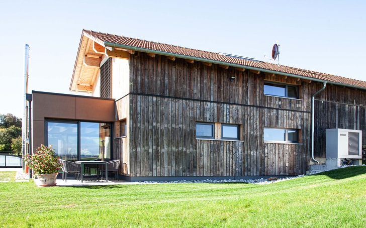 Zukunftsorientierte Wärmeversorgung: Die Kombination aus Solaranlage oder Luftwärmepumpe mit einer modernen Holzfeuerung 