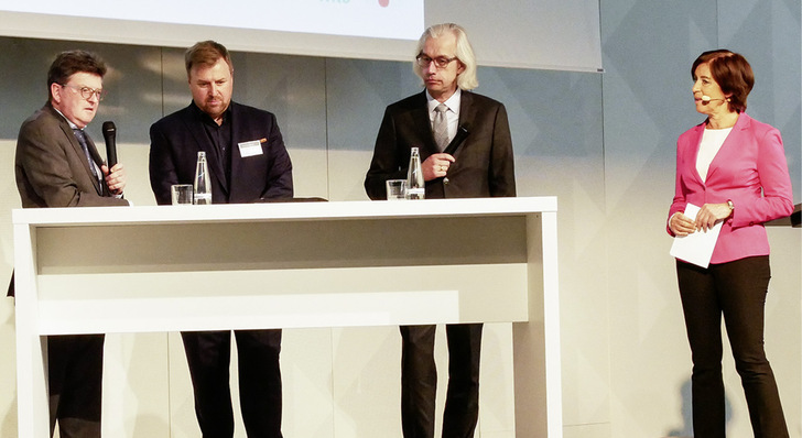 Eröffneten die Wärmekonferenz im Berliner Futurium am 24. März 2022 (v. l.): ZVSHK-Hauptgeschäftsführer Helmut Bramann, BDH-Hauptgeschäftsführer Markus Staudt, DGH-Hauptgeschäftsführer Dr. Hans Henning und Moderatorin Ursula Heller.