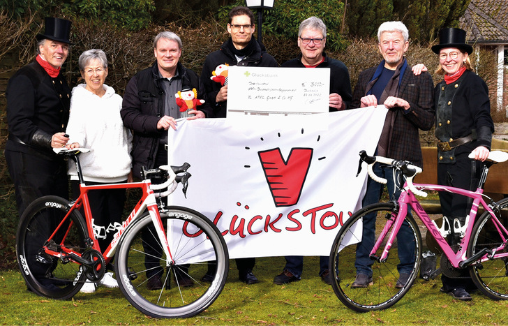Vor der KKI-Gründungsgaststätte Galloway: Glückstour e. V. und ATEC überreichen Spenden von jeweils 3.000 Euro.  
 V.l.n.r.:   Maic   Wetzel   (Schornsteinfeger),   Giesela   Sorge   (Vorstandsmitglied   KKI e. V.), Guido Jobst (Geschäftsführer ATEC), Helge Burkhardt ­(Marketingleitung ATEC), Thomas Hempel (Vorstandsmitglied KKI e. V.), Udo Pagenkämper (Vorstandsmitglied KKI e. V.), Antje Wetzel ­(Schorn­steinfegerin).