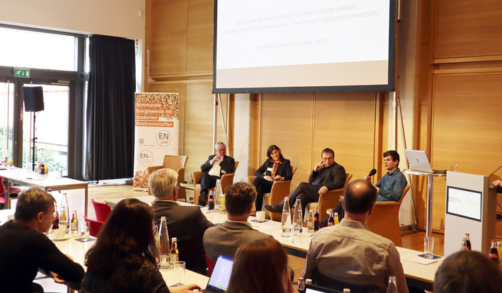 Die Förderfähigkeit von Holzenergie stand im Mittelpunkt der Diskussionsrunde. Angesichts der steigenden Nachfrage und aktuellen politischen Gegebenheiten ist die Bundesförderung ausschlaggebend für eine erfolgreiche ­Wärmewende, so Schmidt-Menig.