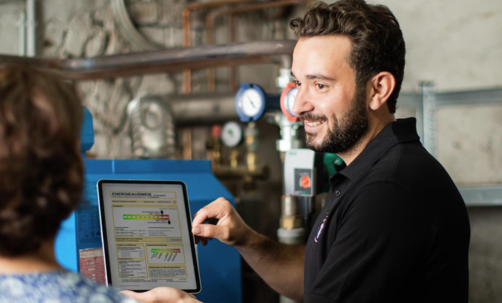 Der Energieberater hilft bei der Umsetzung von Wärmekonzepten.