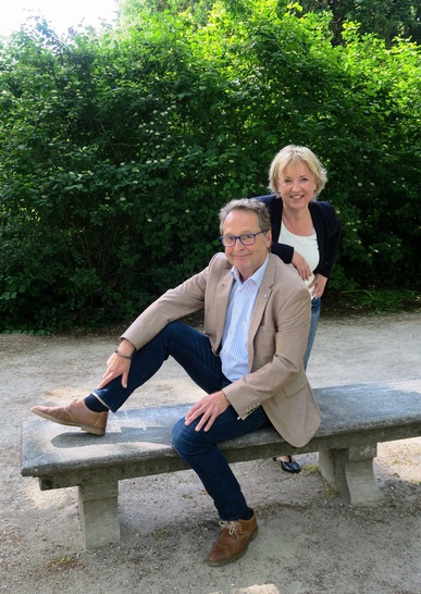 Sehen in eine positive Zukunft: Michaela Waldecker (li.) hat ab dem 1. Juli die Agenturleitung der LAST Waldecker PR von Dieter Last übernohmen. - © Waldecker-Last
